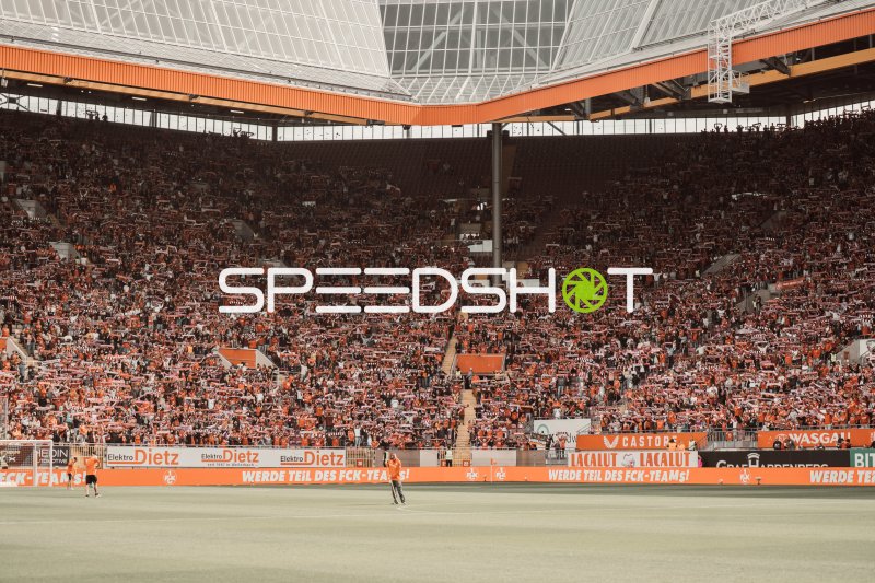 Fritz-Walter-Stadion Kaiserslautern mit Zuschauern vor Spielbeginn