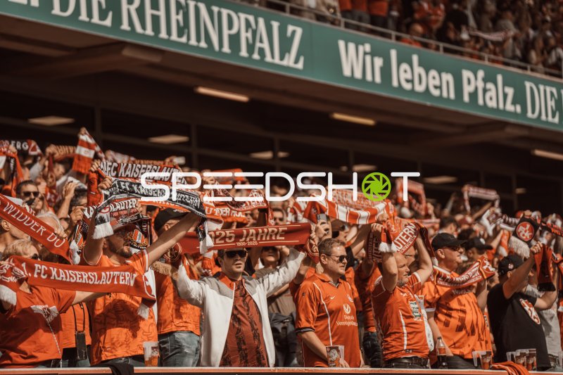 FC Kaiserslautern Fans im Fritz Walter Stadion
