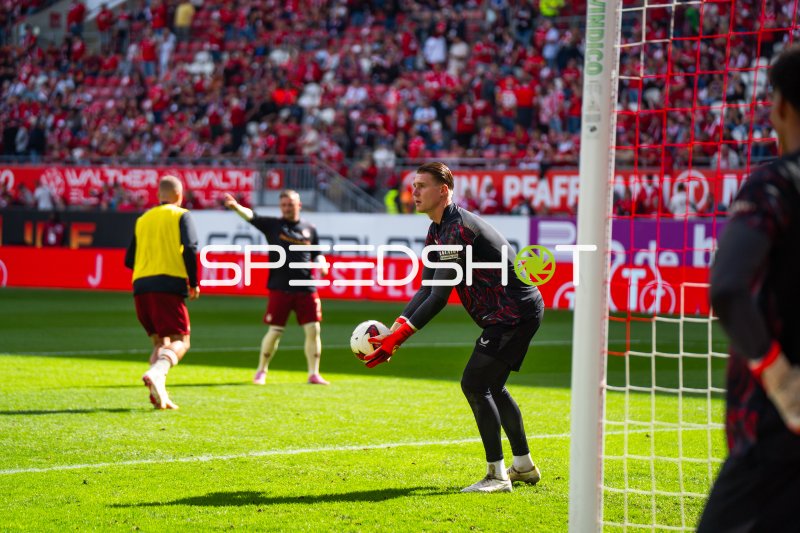 Julian Krahl (#1; 1. FC Kaiserslautern) in der Torwartsituation