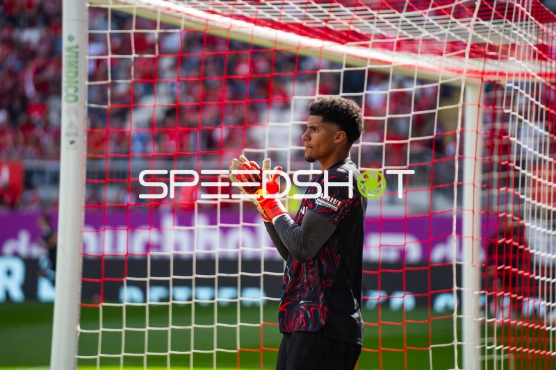 Yannick Onohiol im Tor des 1. FC Kaiserslautern