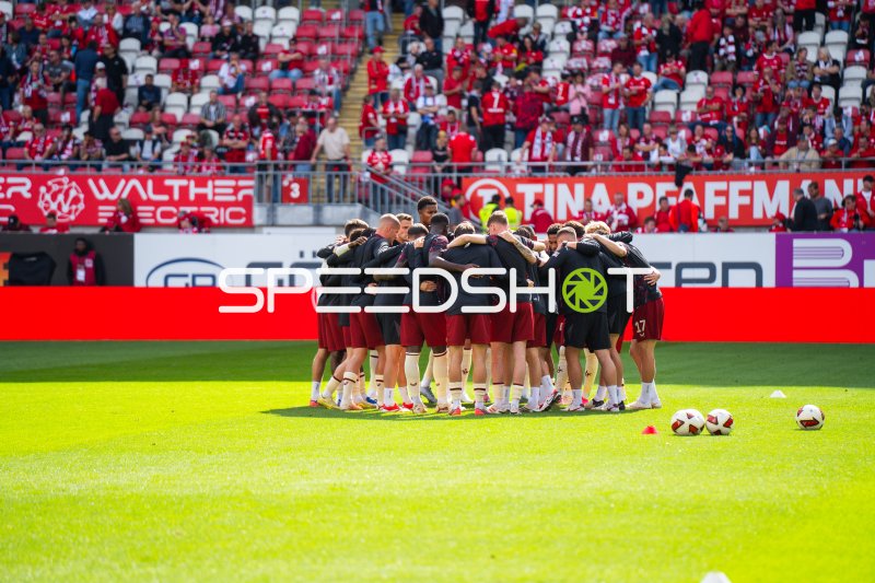 1. FC Kaiserslautern Mannschaftskreis vor Heimspiel im Fritz Walter Stadion
