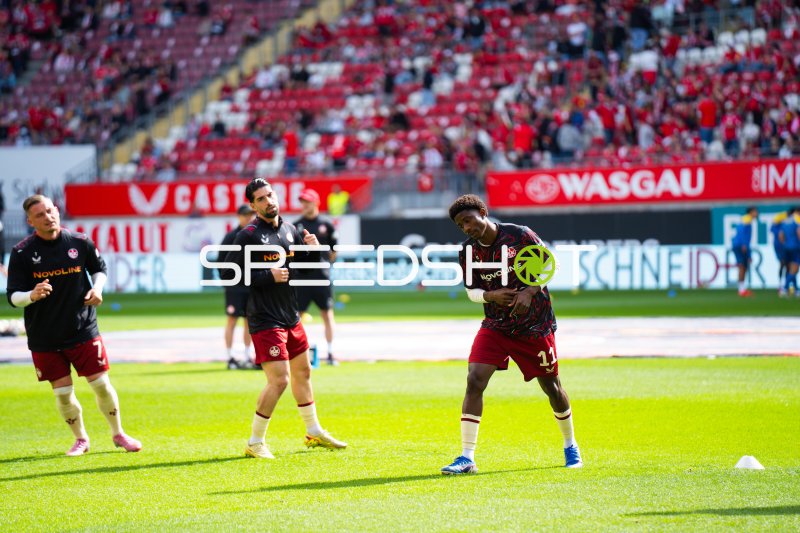 Marlon Ritter, Semih Şahin und Ibrahim Kanaté beim Aufwärmen im Fritz-Walter-Stadion