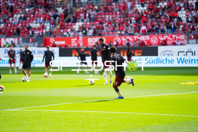 1. FC Kaiserslautern beim Aufwärmtraining im Fritz Walter Stadion