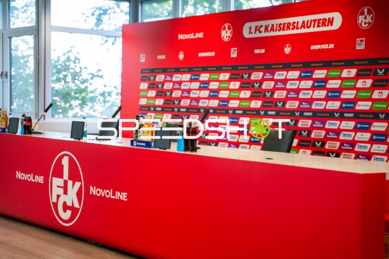 Pressekonferenz-Pult im Fritz-Walter-Stadion Kaiserslautern