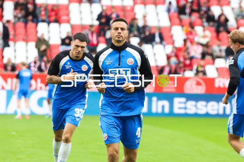 Kenan Fatkic (#4; FC Hansa Rostock) beim Aufwärmen im Stadion an der Hafenstraße