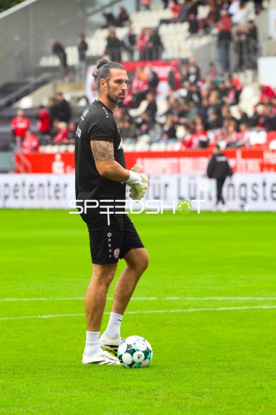 Manuel Lenz beim Aufwärmen im Stadion an der Hafenstraße