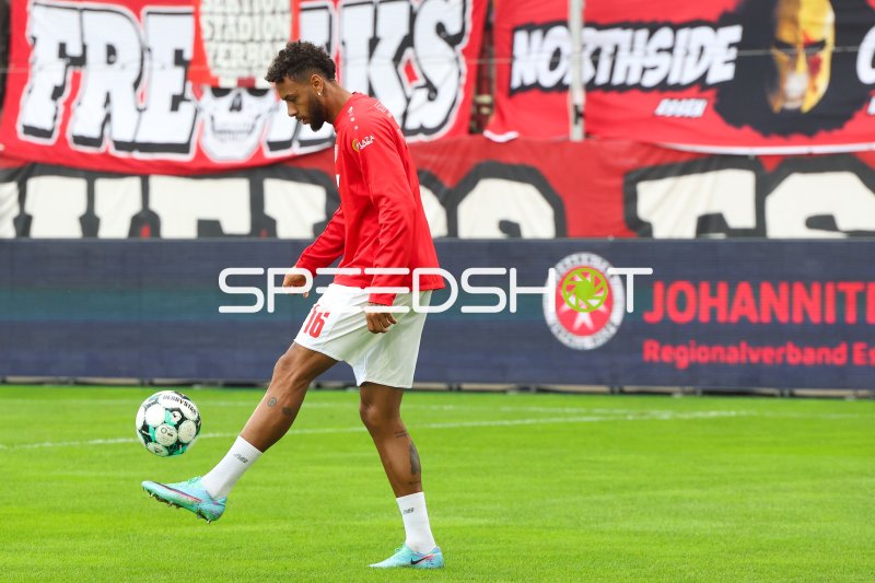 Ruben Reisig (#16; Rot-Weiss Essen) beim Ballkontakt
