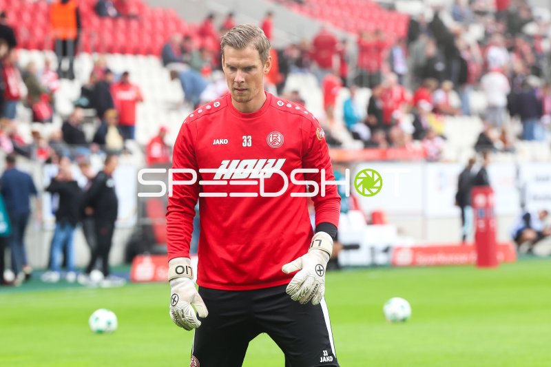 Eric Verstappen (#45; SV Viktoria Aschaffenburg) beim Aufwärmen im Stadion an der Hafenstraße