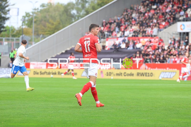 Semir Telalović (#17; Rot-Weiss Essen) im Spielaufbau