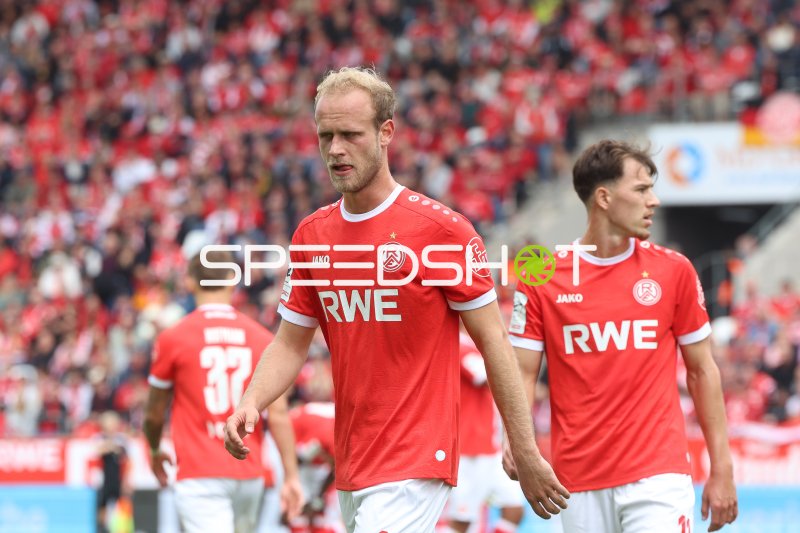 Lucas Brumme (#14; Rot-Weiss Essen) beim Aufwärmen im Stadion an der Hafenstraße