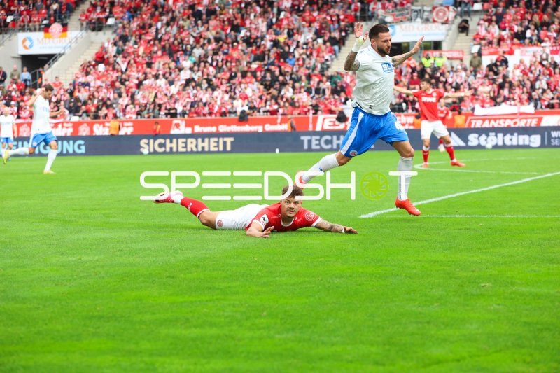 Jannik Hofmann (#37; Rot-Weiss Essen) im Zweikampf gegen 1. FC Nürnberg