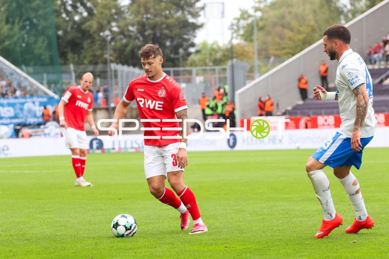 Jannik Hofmann (#8; Rot-Weiss Essen) im Spielaufbau gegen Gegner