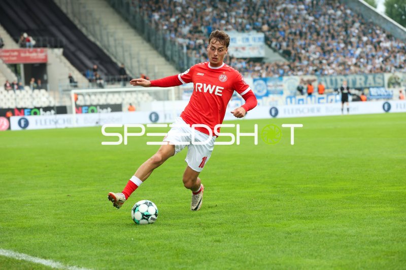 Marvin Obuz (#10; Rot-Weiss Essen) dribbelt den Ball
