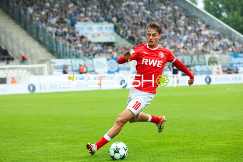 Marvin Obuz (#10; Rot-Weiss Essen) im Ballkontakt