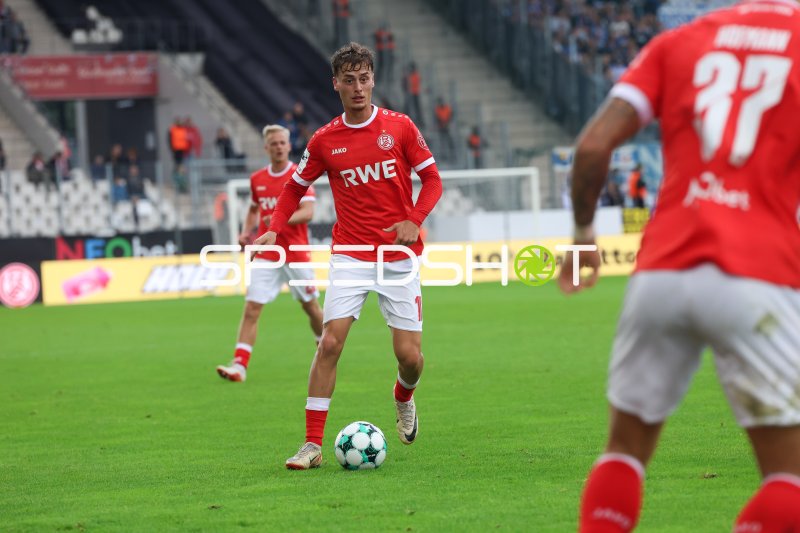 Marvin Obuz (#10; Rot-Weiss Essen) im Spielaufbau