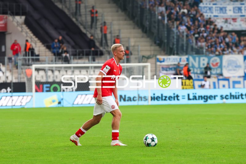 Rot-Weiss Essen Spieler im Spielaufbau am Ball