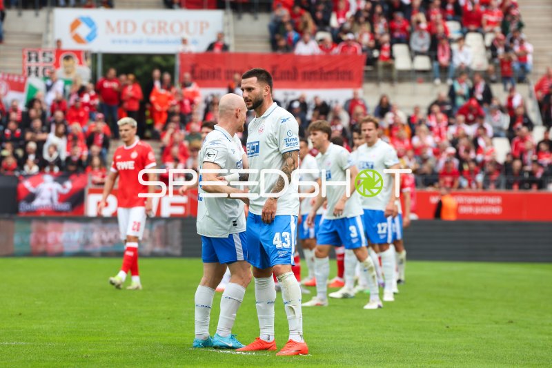 FC Hansa Rostock Spieler (#43) im Gespräch auf dem Platz