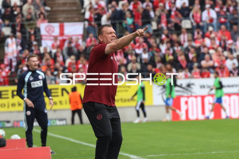Uwe Koschinat coacht von der Seitenlinie