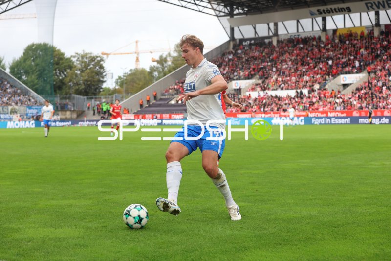 Spieler (#17; FC Hansa Rostock) mit Ballkontrolle im Stadion an der Hafenstraße