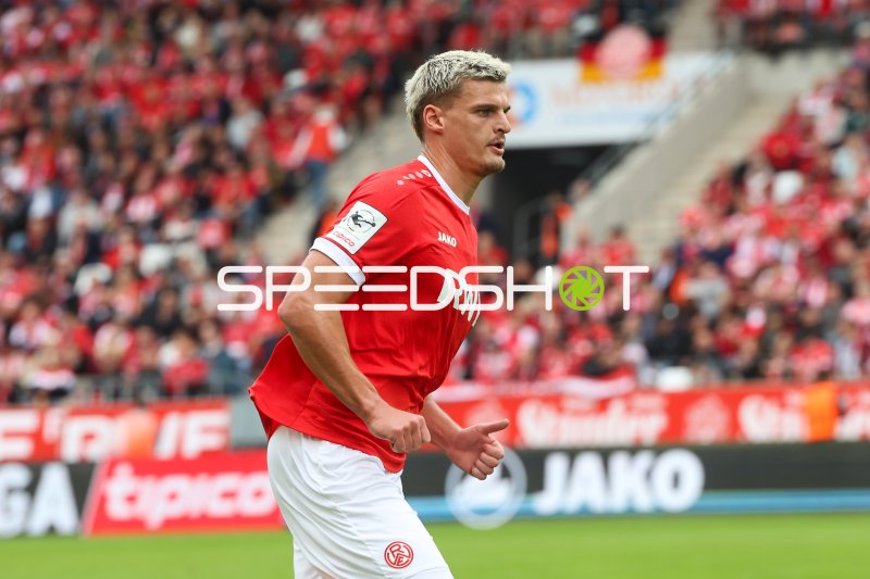 Marek Janssen (Rot-Weiss Essen) im Spielaufbau am Stadion an der Hafenstraße