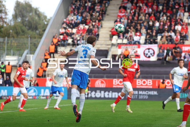 Florian Bohnert (#3; FC Hansa Rostock) köpft den Ball