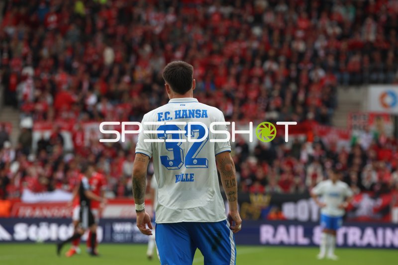 Niklas Kölle (#32; FC Hansa Rostock) vor Zuschauern im Stadion an der Hafenstraße