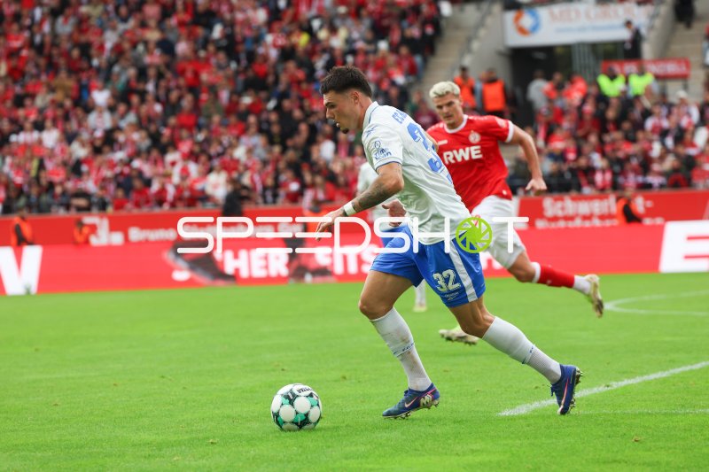 Spieler (#32; FC Hansa Rostock) dribbelt gegen Rot-Weiss Essen