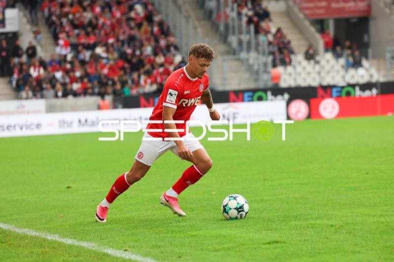 Jannik Hofmann (Rot-Weiss Essen) dribbelt mit Ball