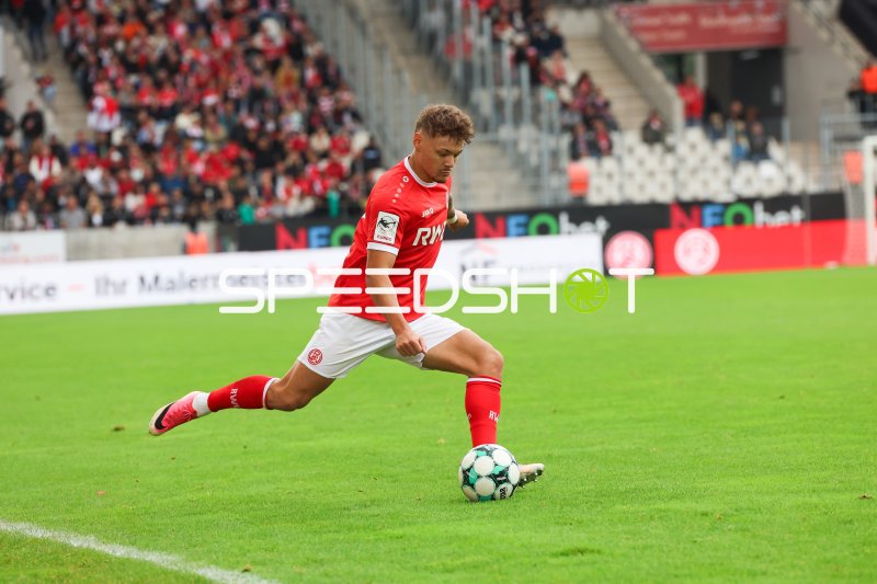 Jannik Hofmann (1. FC Nürnberg) dribbelt am Ball