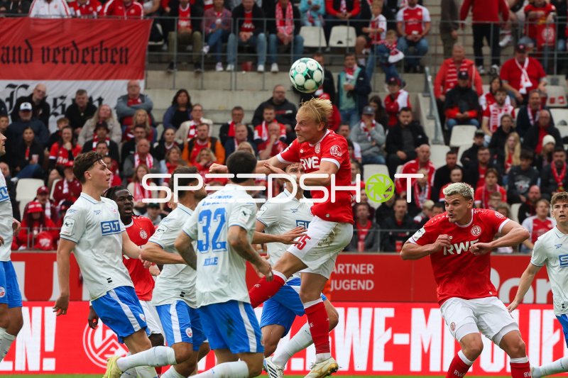 Marek Janssen (#20; Rot-Weiss Essen) im Kopfballduell gegen SC Freiburg II