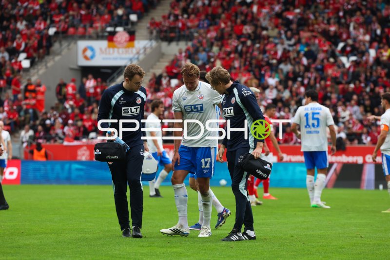 Spieler #17 wird vom Platz begleitet – Verletzungsunterbrechung im Stadion an der Hafenstraße