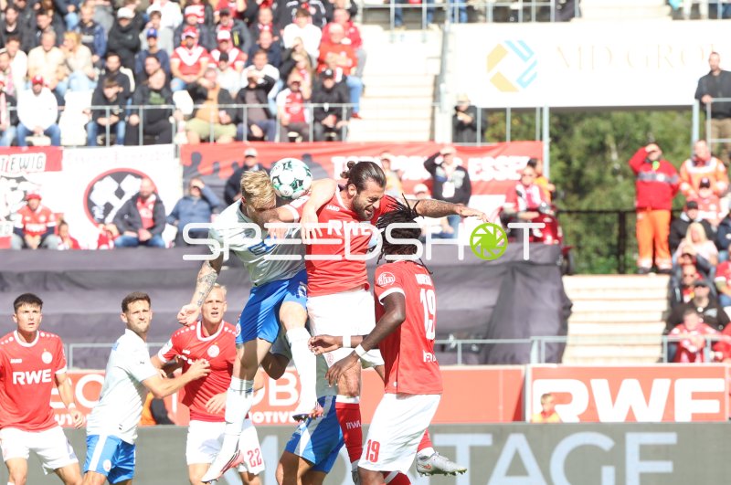 Semir Telalović (#17; Rot-Weiss Essen) im Kopfballduell gegen Marco Schuster