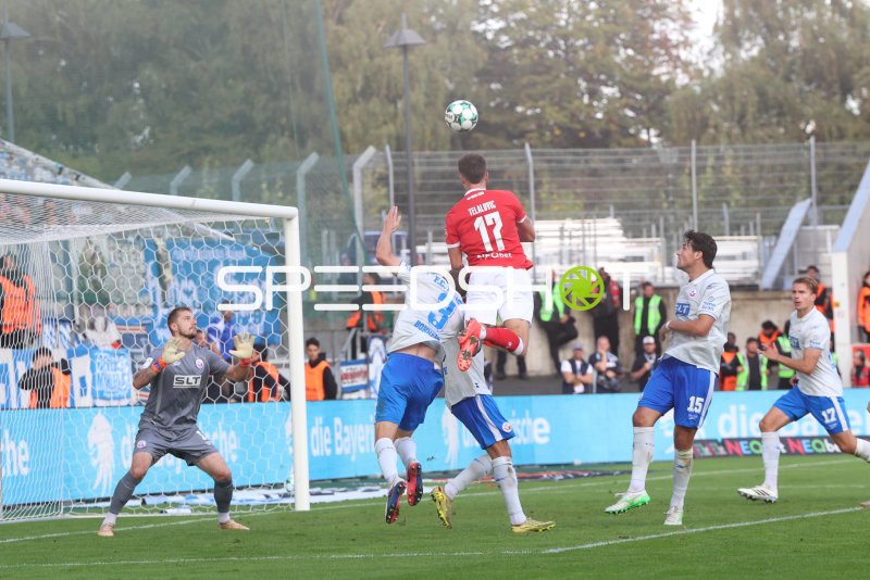 Semir Telalović (#17; Rot-Weiss Essen) im Kopfballduell gegen FC Hansa Rostock