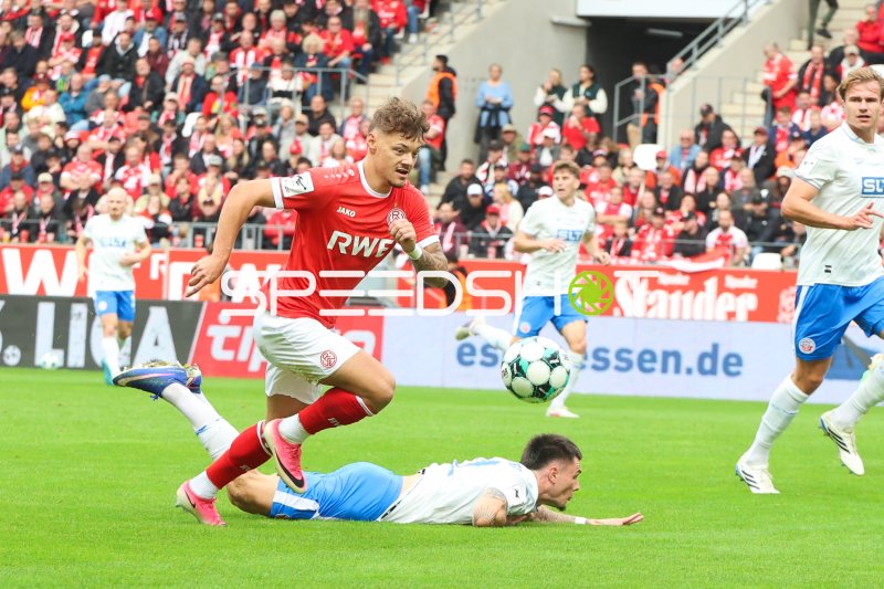 Jannik Hofmann (#37; Rot-Weiss Essen) dribbelt über gestürzten Gegner
