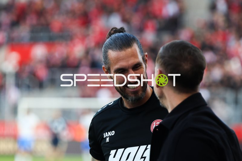 Manuel Lenz an der Seitenlinie im Stadion an der Hafenstraße