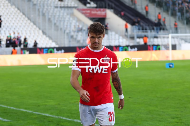 Jannik Hofmann (#37; Rot-Weiss Essen) vor dem Spiel im Stadion an der Hafenstraße