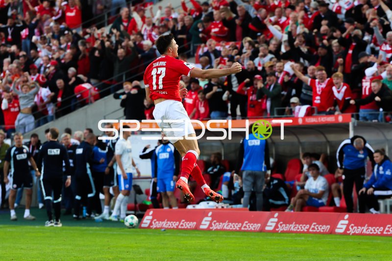 Spieler (#17; Rot-Weiss Essen) in Sprungaktion vor Publikum