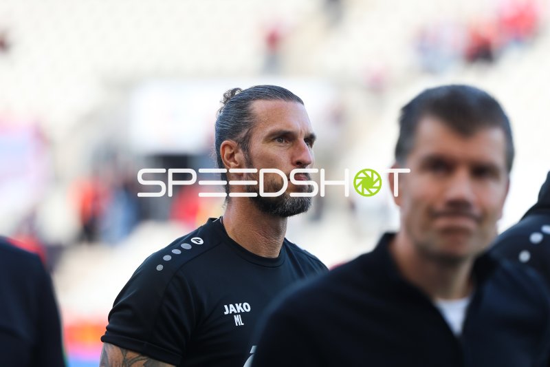 Manuel Lenz an der Seitenlinie im Stadion an der Hafenstraße