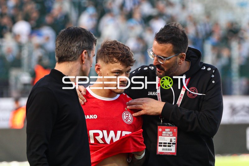 Jannik Hofmann (#37; Rot-Weiss Essen) im Gespräch mit Trainerstab