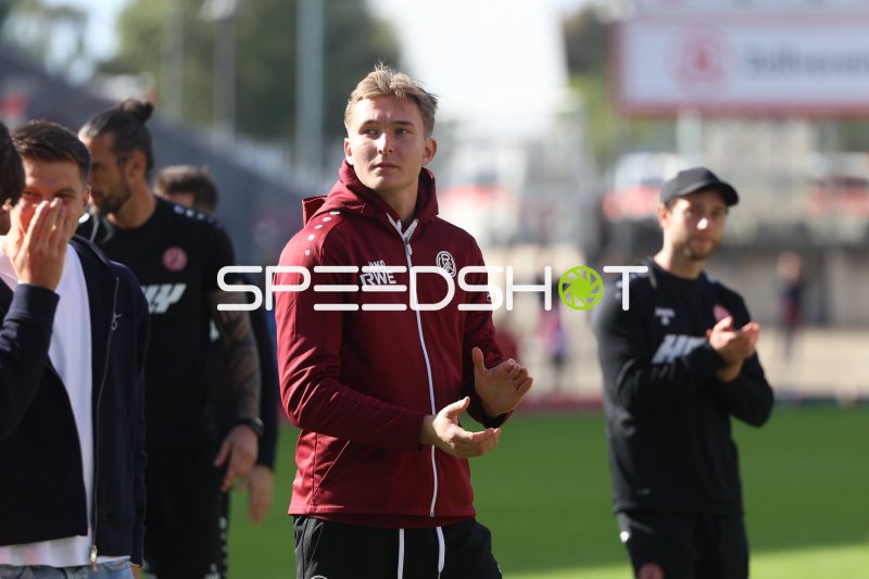 Romero Gerres (#45; Rot-Weiss Essen) beim Aufwärmen im Stadion an der Hafenstraße