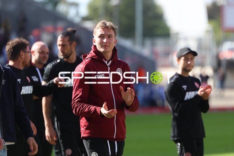 Romero Gerres (#45; Rot-Weiss Essen) beim Aufwärmen im Stadion an der Hafenstraße