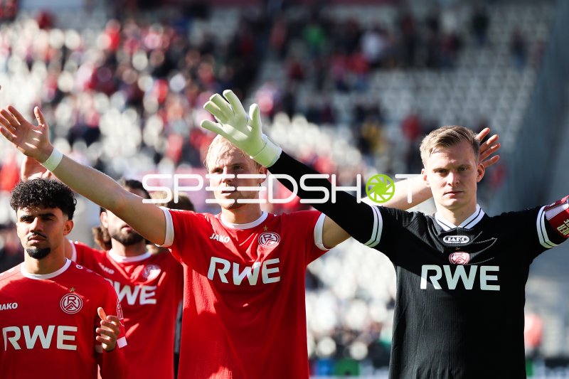 Jakob Golz und Ben Hüning (Rot-Weiss Essen) jubeln vor Publikum