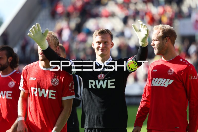 Jakob Golz (#1; Rot-Weiss Essen) winkt den Fans zu
