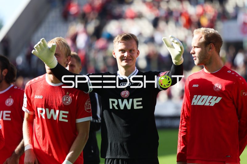 Jakob Golz präsentiert sich vor Fans im Stadion an der Hafenstraße