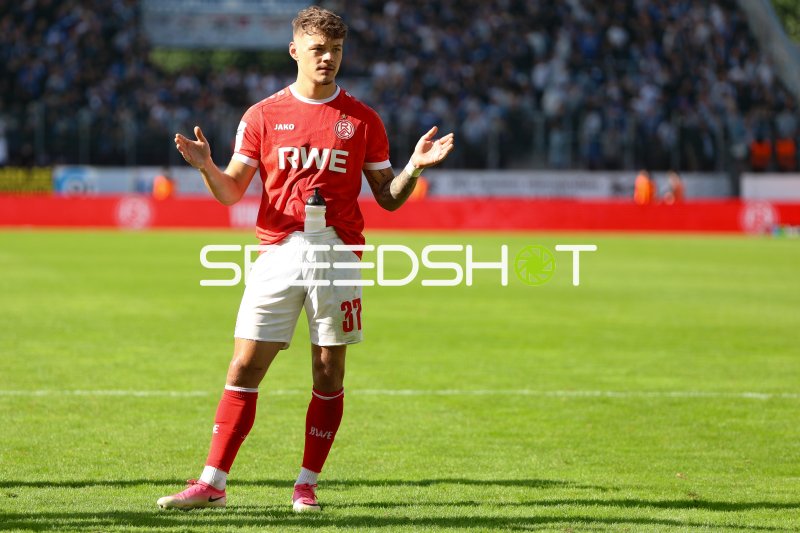 Jannik Hofmann (#37; Rot-Weiss Essen) mit fragender Geste auf dem Platz