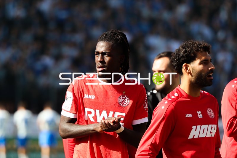Ekin Çelebi und Rot-Weiss Essen vor dem Anpfiff im Stadion an der Hafenstraße
