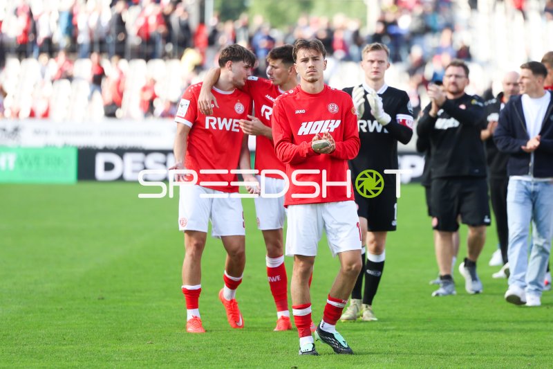 Noah Pesch (#11; Rot-Weiss Essen) führt Mannschaft nach Spielende vom Platz