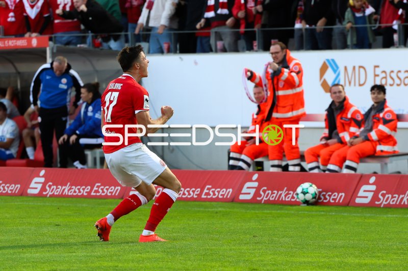Semir Telalović (#17; Rot-Weiss Essen) im Spielaufbau