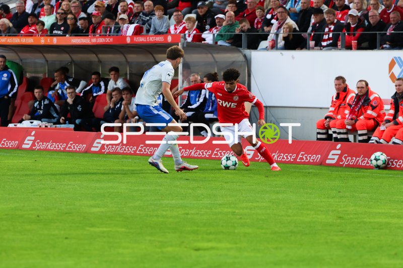 Aiman Dardari (#28; Rot-Weiss Essen) im Dribbling gegen Gegner
