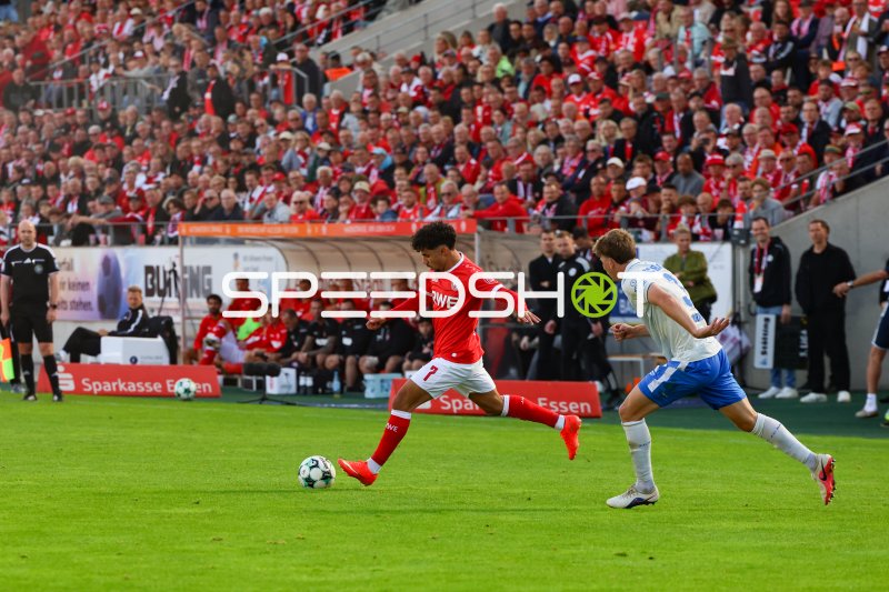 Rot-Weiss Essen gegen FC Hansa Rostock im Zweikampf um den Ball